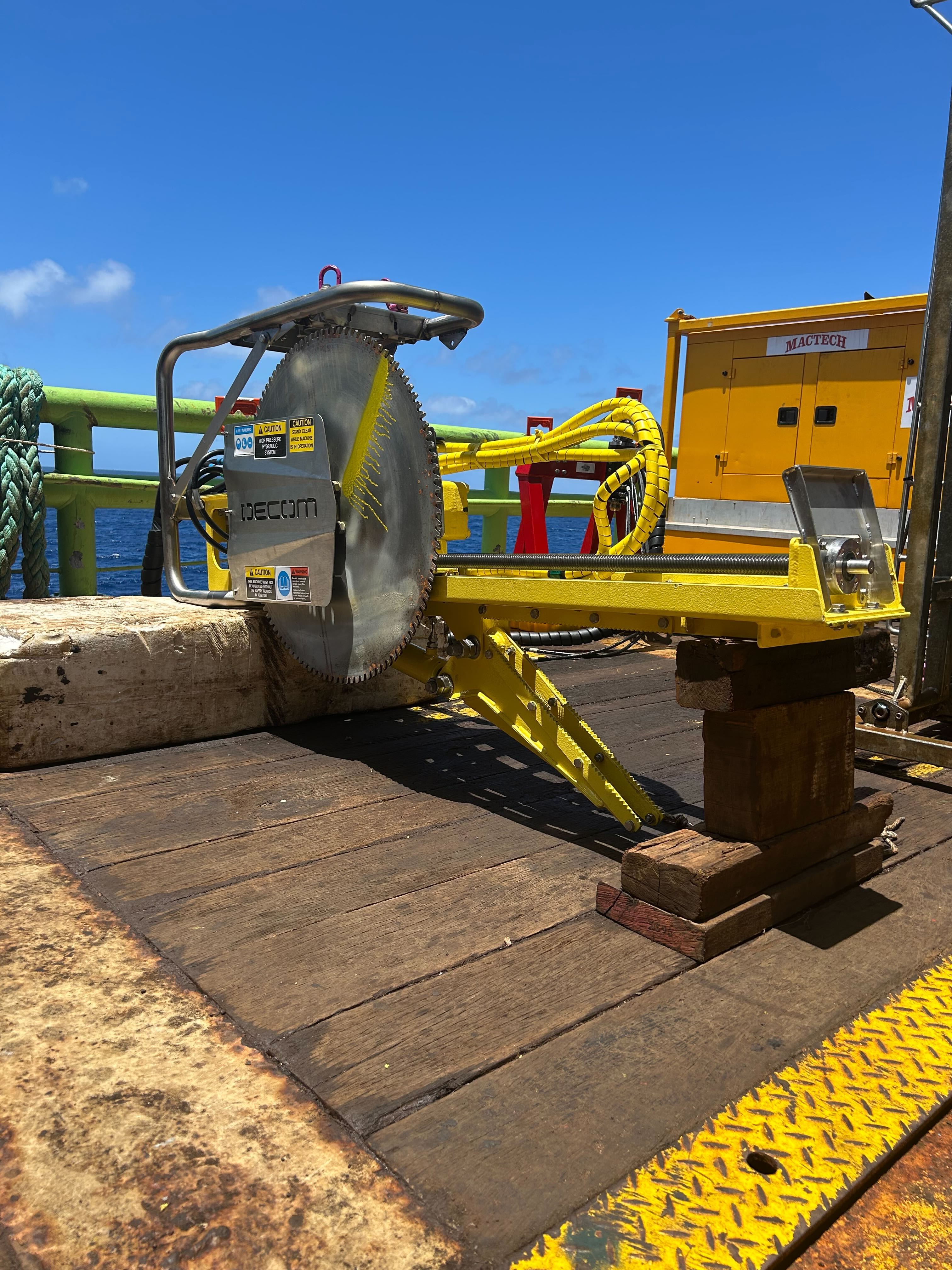 Tracksaw cutting system in operation